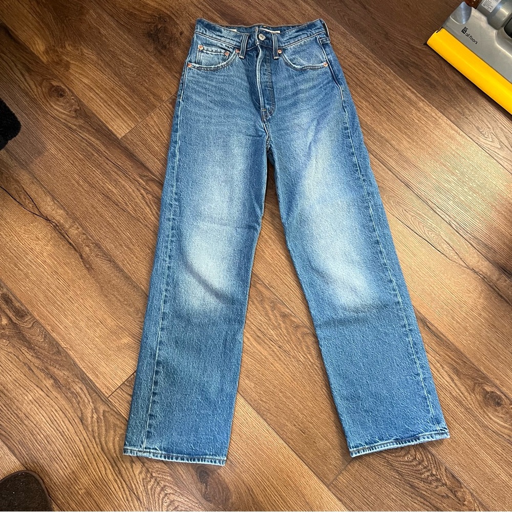 Levi’s Medium Wash Ribcage Straight Ankle Jeans